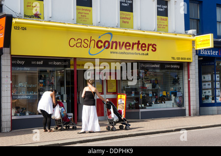 Un ramo di convertitori di cassa nel sud di Londra. Foto Stock