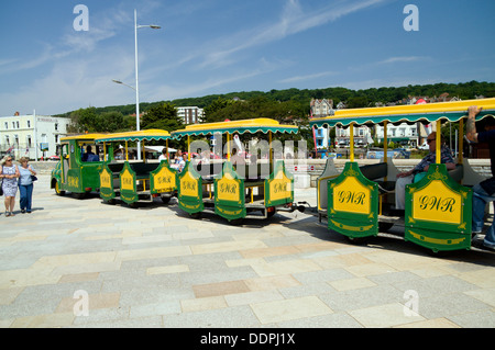 Terra di treno sulla Promenade, Weston Super Mare, Somerset, Inghilterra. Foto Stock