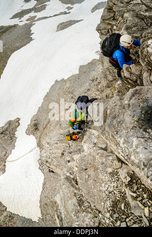 Gli alpinisti sul Rotstock Via Ferrata. Il Rotstock è un piccolo picco sussidiaria dell'Eiger vicino a Grindelwald in Svizzera Foto Stock