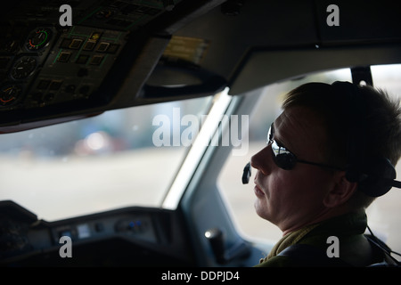 Royal Canadian Air Force Capt. Marc Andre Asselin, un CC-150T pilota, conduce pre-volo controlli prima di decollare in supporto di esercizio vigili Eagle (VE) 13 Agosto 28, 2013 a Merrill campo comune aeroporto, Anchorage in Alaska,. Questo esercizio è la quinta mi Foto Stock