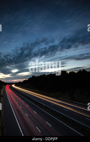 Sentieri di luce in autostrada M42 nei pressi di giunzione 3, Bromsgrove, Worcestershire, England, Regno Unito Foto Stock