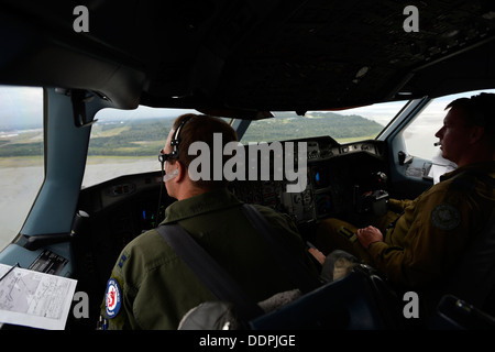 Stati Uniti Air Force Capt. Joe Caruso e Royal Canadian Air Force Capt. Marc Andre Asselin pilota un CC-150T Polaris a sostegno dell'esercizio vigili Eagle (VE) 13, e il agosto 28, 2013. Il cap. Caruso sta attualmente servendo come un pilota di scambio con il Royal Canadian Air Foto Stock