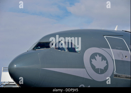 Stati Uniti Air Force Capt. Joe Caruso scambio pilota con la Royal Canadian Air Force conduce CC-150T Polaris pre-controlli di volo a sostegno dell'esercizio vigili Eagle (VE) 13 Agosto 28, 2013 a Merrill campo comune aeroporto, Anchorage in Alaska,. Questo exerc Foto Stock