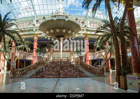 La scala di marmo e un lampadario nella grande hall all'Intu Trafford Centre, Manchester, Inghilterra. Foto Stock