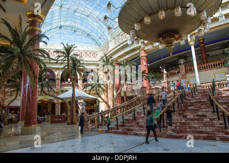 La scala di marmo e un lampadario nella grande hall all'Intu Trafford Centre, Manchester, Inghilterra. Foto Stock