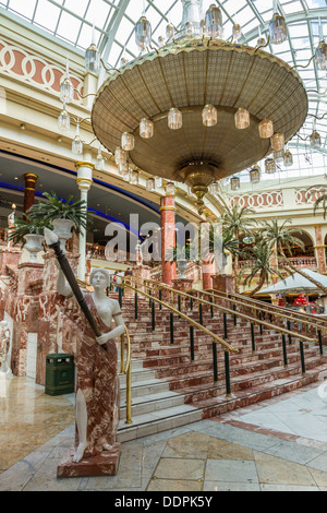 La scala di marmo e un lampadario nella grande hall all'Intu Trafford Centre, Manchester, Inghilterra. Foto Stock