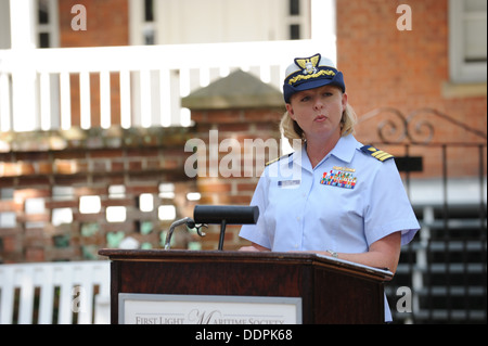 La guardia costiera di Jacksonville del settore vice Comandante, la Cmdr. LaDonn Allen, parla nel corso di una cerimonia che si terrà Sabato, Agosto 31, 2013, presso la chiesa di San Agostino, Fla., Faro e Museo di dedicare un restaurato recentemente 1933 campana di bronzo in memoria di una guardia costiera equipaggio kill Foto Stock