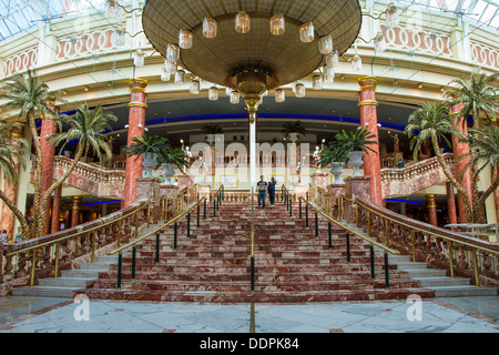 La scala di marmo e un lampadario nella grande hall all'Intu Trafford Centre, Manchester, Inghilterra. Foto Stock