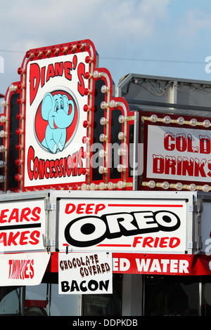 Segno di profondo fritto Oreo e ricoperta di cioccolato pancetta. Canfield fiera. Mahoning County Fair. Canfield, Youngstown, Ohio, Stati Uniti d'America. Foto Stock