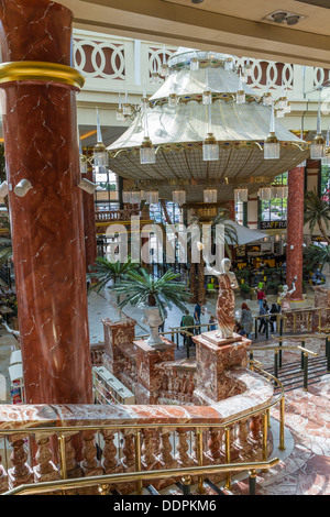 La scala di marmo e un lampadario nella grande hall all'Intu Trafford Centre, Manchester, Inghilterra. Foto Stock