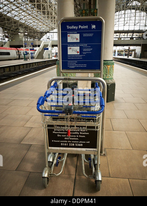 Carrello punto in Piccadilly stazione ferroviaria Manchester REGNO UNITO Foto Stock