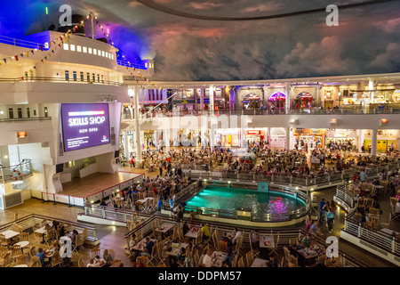 L'Orient Food Court nel Intu Trafford Centre, Manchester, Inghilterra. Foto Stock