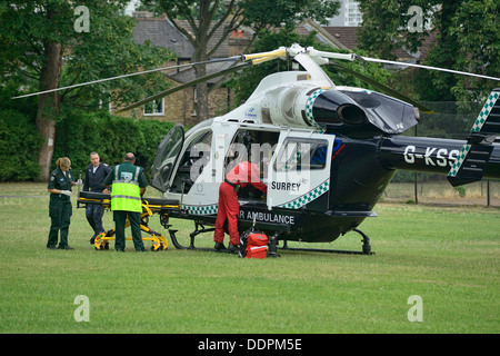 Elicottero di emergenza in uno dei tanti parchi di Londra, il salvataggio di un uomo e di trasporto di lui in una vicina struttura ospedaliera Foto Stock