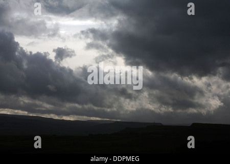 Nuvole temporalesche passano sopra Wensleydale su una sera d'autunno da vicino a Bolton Castle Yorkshire Dales Inghilterra Foto Stock