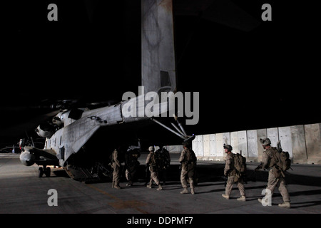 Stati Uniti Marines con Golf Company, 2° Battaglione, 8 Marines (2/8), afghane forza territoriale 444 (ATF-444) e soldati britannici immettere un CH-53E Super Stallion assegnato alle Marine elicottero pesante Squadron 462 (HMH-462) a Camp Bastion, provincia di Helmand, Afgha Foto Stock