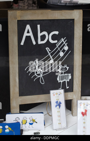 Lavagna con ABC in note musicali scritti su di esso Foto Stock