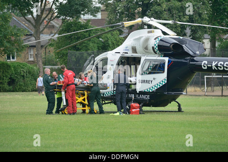 Elicottero di emergenza in uno dei tanti parchi di Londra Foto Stock