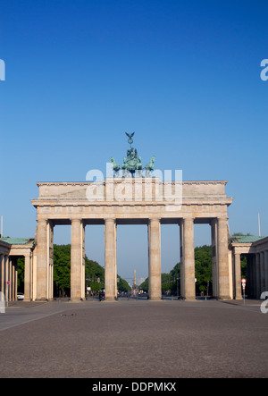 Porta di Brandeburgo Brandenburger Tor mattina riprese diurne Pariser Platz Mitte Berlino Germania Foto Stock