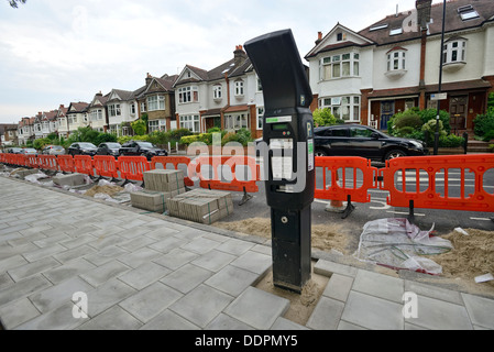 Ricostruzione di pavimentazioni e lavori stradali su una delle molte strade di Londra, con cartelli stradali e barriere protettive sparse intorno Foto Stock
