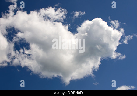 Soffici nuvole bianche nel profondo blu del cielo Foto Stock