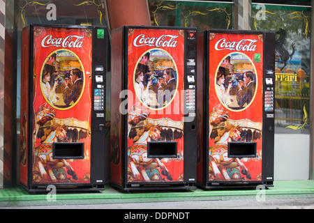 Tre in una fila Vintage Coca Cola distributore Foto Stock