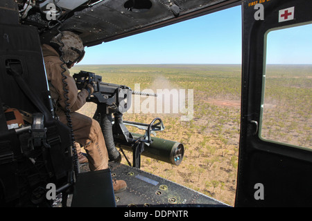 Lancia Cpl. Jon D. Romero, un 27-anno-vecchio capo equipaggio per mezzo marino Tiltrotor Squadron 265 (rinforzato), 31 Marine Expedition Foto Stock