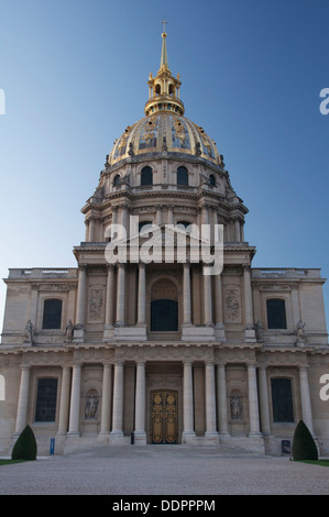 La facciata della chiesa del duomo di St-Louis des Invalides, a Parigi. Questo fulgido capolavoro barocco ospita ora di Napoleone tomba. I punti di riferimento della Francia. Foto Stock