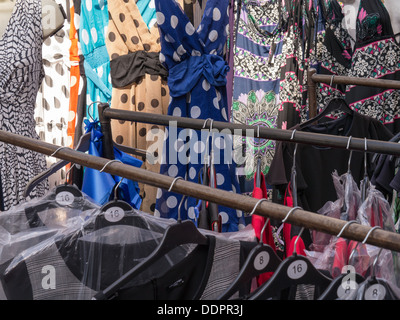 Abiti in vendita presso Petticoat Lane market a Londra, agosto 2013 Foto Stock