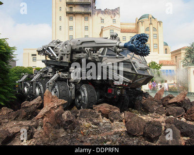 L'Armadillo veicolo dal film Armageddon a Disneyland Parigi, con la torre di Hollywood del terrore in background Foto Stock