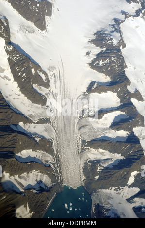 Fiordi e ghiacciai della costa orientale della Groenlandia nella foto da 37.000 piedi su un volo da Londra a San Francisco Foto Stock