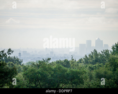 La vista di tutta la città di Londra da Hampstead Heath al mattino. Foto Stock