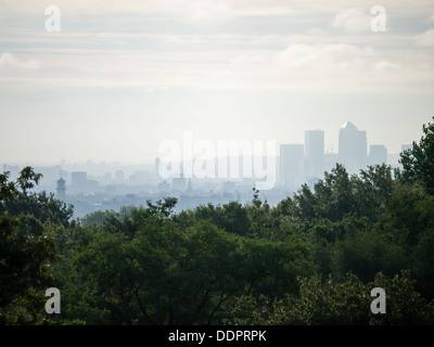 La vista di tutta la città di Londra da Hampstead Heath al mattino. Foto Stock