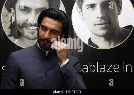 Durban, Sud Africa. 5° settembre 2013.Bollywood star Ranveer Singh ghirigori suo moustach per i media a Durban, Sud Africa, dove egli sta frequentando il Sudafrica INdia il film e la televisione Awards. Immagine: Giordano Stolley Credito: Giordano Stolley/Alamy Live News Foto Stock