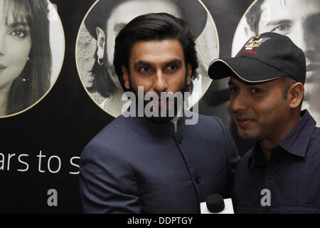 Durban, Sud Africa. 5° settembre 2013.Bollywood star Ranveer Singh (sinistra) ha un momento di divertimento con intervistatore Faridoon Shahrya di Bollywood Hungama a Durban, Sud Africa, dove Singh è frequentando il Sudafrica India il film e la televisione Awards. Immagine: Giordano Stolley Credito: Giordano Stolley/Alamy Live News Foto Stock