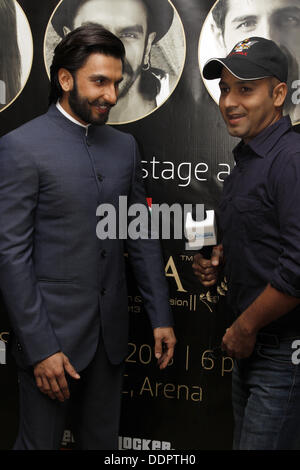 Durban, Sud Africa. 5° settembre 2013.Bollywood star Ranveer Singh ha un momento di divertimento con intervistatore Faridoon Shahrya di Bollywood Hungama a Durban, Sud Africa, dove Singh è frequentando il Sudafrica India il film e la televisione Awards. Immagine: Giordano Stolley Credito: Giordano Stolley/Alamy Live News Foto Stock