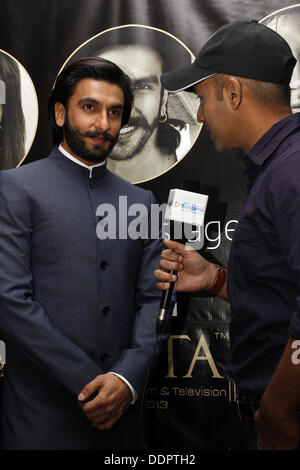 Durban, Sud Africa. 5° settembre 2013.Bollywood star Ranveer Singh è intervistato da Faridoon Shahrya di Bollywood Hungama a Durban, Sud Africa, dove Singh è frequentando il Sudafrica India il film e la televisione Awards. Immagine: Giordano Stolley Credito: Giordano Stolley/Alamy Live News Foto Stock