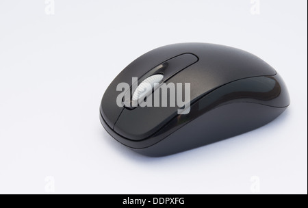 Il nero mouse wireless sullo sfondo bianco Foto Stock