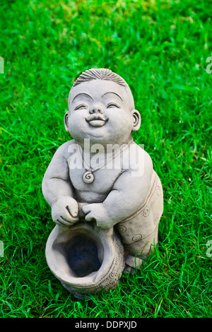 Ragazzo bambola di argilla per la decorazione del giardino Foto Stock