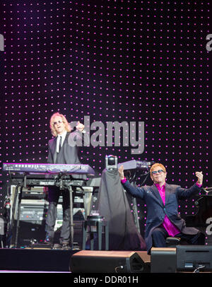 Berlino, Germania. 05 Sep, 2013. Sir Elton John esegue sul palco Waldbuehne a Berlino, Germania, 05 settembre 2013. Musicista britannico John offre cinque concerti in Germania durante il suo "Greatest Hits Live Tour 2013". Foto: Florian Schuh/dpa/Alamy Live News Foto Stock