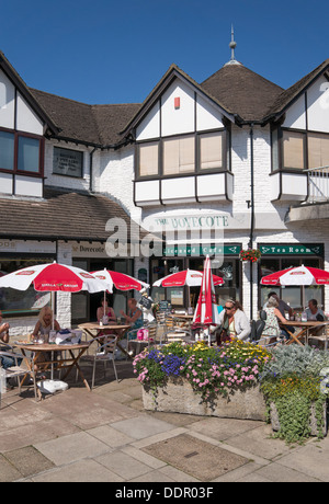 Persone bere e mangiare fuori la colombaia café Rainford, England, Regno Unito Foto Stock
