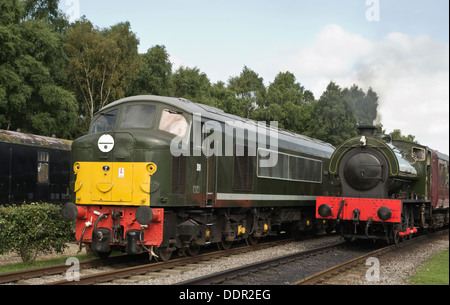 Vintage treno a vapore e diesel d8 locomotore con carrelli sul restaurato rowsley a matlock linea ferroviaria Derbyshire England Regno Unito Foto Stock