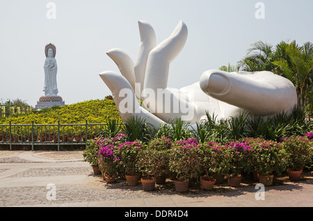 Mano di Buddha. Statua di Guanyin, Hainan in Cina. Foto Stock