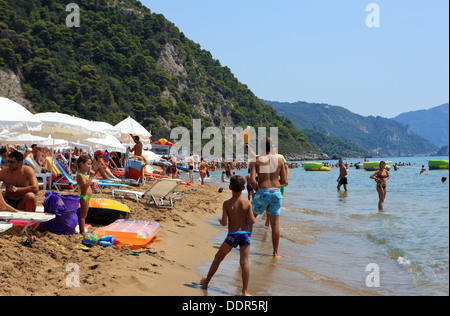 Occupato Glyfada Beach sull'isola di Corfu in Grecia Foto Stock