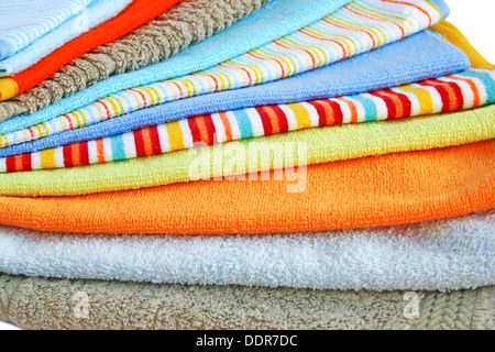Pila di asciugamani colorati su sfondo bianco. Foto Stock