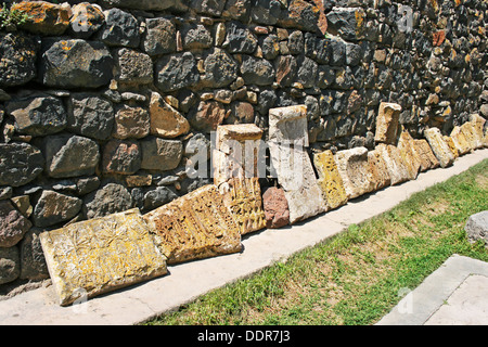 Cross-pietre o khachkars al IX secolo un monastero armeno di Sevanavank. Foto Stock