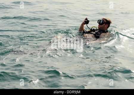 L'eliminazione degli ordigni esplosivi (EOD) i tecnici di prima classe Joe Hawley, assegnato al comandante del gruppo di attività (CTG) 56.1, si prepara a d Foto Stock