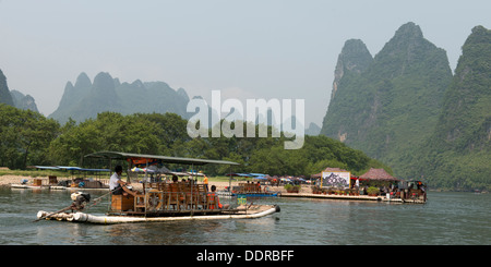 Tour barche nel fiume Li e Yangshuo, Guilin, provincia di Guangxi, Cina Foto Stock