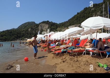 Occupato Glyfada Beach sull'isola di Corfu in Grecia Foto Stock