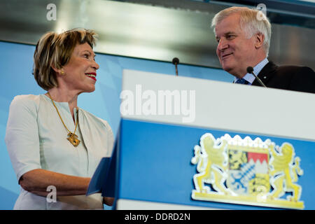 Monaco di Baviera, Germania. 06 Sep, 2013. Governatore della Baviera Horst Seehofer (R) e collezionista d'arte Ingvild Eva Regina Goetz stare accanto a ogni altro a Monaco di Baviera, Germania, 06 settembre 2013. Goetz' art collection è uno dei più grandi e significative collezioni di arte contemporanea in Germania e ora è stato donato da lei a un museo di Monaco di Baviera. Foto: PETER KNEFFEL/dpa/Alamy Live News Foto Stock