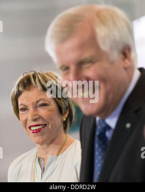 Monaco di Baviera, Germania. 06 Sep, 2013. Governatore della Baviera Horst Seehofer (R) e collezionista d'arte Ingvild Eva Regina Goetz stare accanto a ogni altro a Monaco di Baviera, Germania, 06 settembre 2013. Goetz' art collection è uno dei più grandi e significative collezioni di arte contemporanea in Germania e ora è stato donato da lei a un museo di Monaco di Baviera. Foto: PETER KNEFFEL/dpa/Alamy Live News Foto Stock